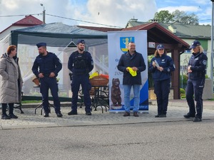 mieszkańcy Gawłuszowic z Wójtem i policjantami podczas działań