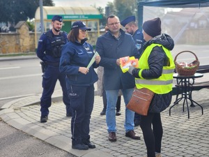 mieszkańcy Gawłuszowic z Wójtem i policjantami podczas działań