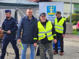 mieszkańcy Gawłuszowic z Wójtem i policjantami podczas działań