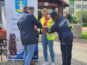 mieszkańcy Gawłuszowic z Wójtem i policjantami podczas działań