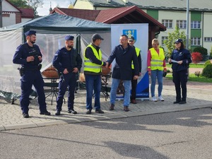 mieszkańcy Gawłuszowic z Wójtem i policjantami podczas działań