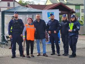mieszkańcy Gawłuszowic z Wójtem i policjantami podczas działań