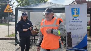 mieszkańcy Gawłuszowic z Wójtem i policjantami podczas działań