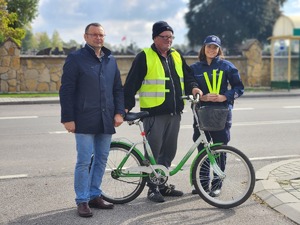mieszkańcy Gawłuszowic z Wójtem i policjantami podczas działań