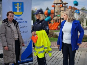 mieszkańcy Gawłuszowic z Wójtem i policjantami podczas działań