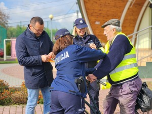 mieszkańcy Gawłuszowic z Wójtem i policjantami podczas działań