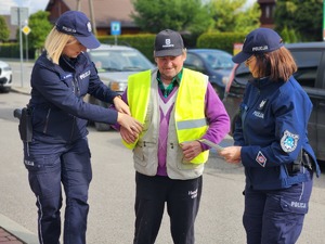 mieszkańcy Gawłuszowic z Wójtem i policjantami podczas działań