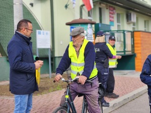 mieszkańcy Gawłuszowic z Wójtem i policjantami podczas działań