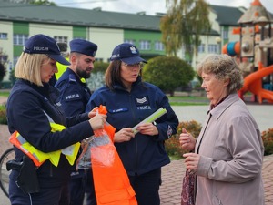 mieszkańcy Gawłuszowic z Wójtem i policjantami podczas działań