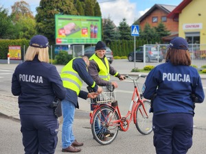 mieszkańcy Gawłuszowic z Wójtem i policjantami podczas działań