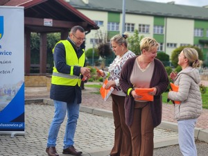 mieszkańcy Gawłuszowic z Wójtem i policjantami podczas działań