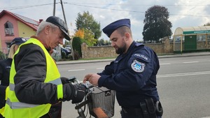 mieszkańcy Gawłuszowic z Wójtem i policjantami podczas działań