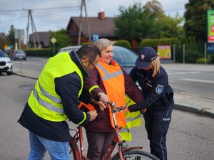 mieszkańcy Gawłuszowic z Wójtem i policjantami podczas działań