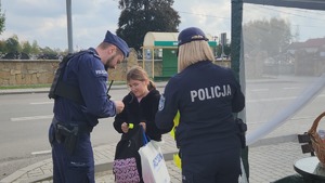 mieszkańcy Gawłuszowic z Wójtem i policjantami podczas działań