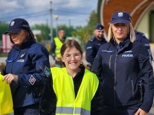 mieszkańcy Gawłuszowic z Wójtem i policjantami podczas działań