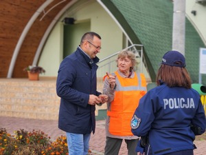 mieszkańcy Gawłuszowic z Wójtem i policjantami podczas działań