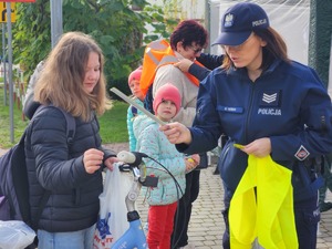 mieszkańcy Gawłuszowic z Wójtem i policjantami podczas działań