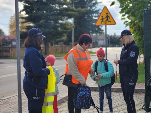 mieszkańcy Gawłuszowic z Wójtem i policjantami podczas działań