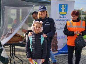 mieszkańcy Gawłuszowic z Wójtem i policjantami podczas działań