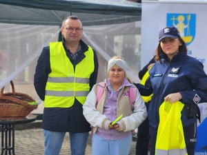 mieszkańcy Gawłuszowic z Wójtem i policjantami podczas działań