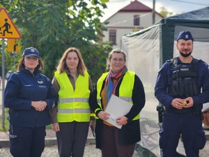 mieszkańcy Gawłuszowic z Wójtem i policjantami podczas działań