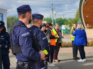 mieszkańcy Gawłuszowic z Wójtem i policjantami podczas działań