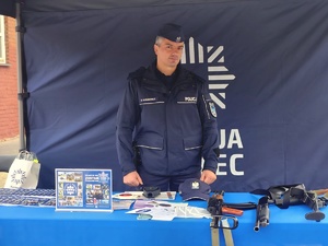 Mieleccy dzielnicowi na pikniku edukacyjnym „Przystanek – Czas na Podkarpacką Młodzież!” wraz z uczestnikami przedsięwzięcia