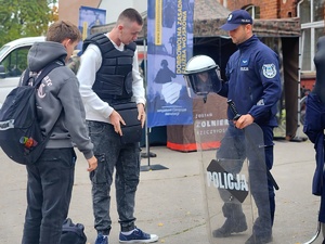 Mieleccy dzielnicowi na pikniku edukacyjnym „Przystanek – Czas na Podkarpacką Młodzież!” wraz z uczestnikami przedsięwzięcia