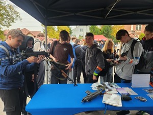 Mieleccy dzielnicowi na pikniku edukacyjnym „Przystanek – Czas na Podkarpacką Młodzież!” wraz z uczestnikami przedsięwzięcia