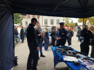 Mieleccy dzielnicowi na pikniku edukacyjnym „Przystanek – Czas na Podkarpacką Młodzież!” wraz z uczestnikami przedsięwzięcia