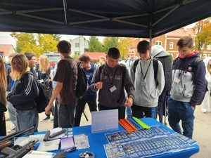 Mieleccy dzielnicowi na pikniku edukacyjnym „Przystanek – Czas na Podkarpacką Młodzież!” wraz z uczestnikami przedsięwzięcia