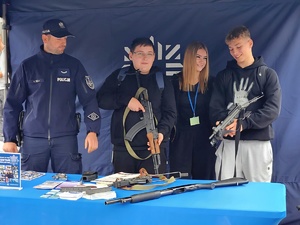 Mieleccy dzielnicowi na pikniku edukacyjnym „Przystanek – Czas na Podkarpacką Młodzież!” wraz z uczestnikami przedsięwzięcia