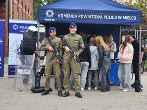 Mieleccy dzielnicowi na pikniku edukacyjnym „Przystanek – Czas na Podkarpacką Młodzież!” wraz z uczestnikami przedsięwzięcia
