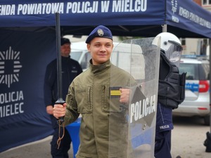 Mieleccy dzielnicowi na pikniku edukacyjnym „Przystanek – Czas na Podkarpacką Młodzież!” wraz z uczestnikami przedsięwzięcia