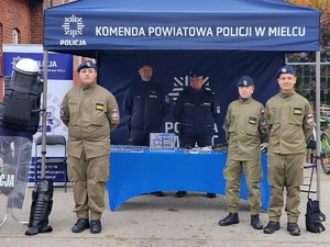 Mieleccy dzielnicowi na pikniku edukacyjnym „Przystanek – Czas na Podkarpacką Młodzież!” wraz z uczestnikami przedsięwzięcia