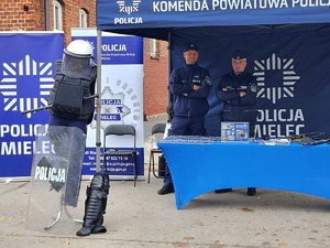 Mieleccy dzielnicowi na pikniku edukacyjnym „Przystanek – Czas na Podkarpacką Młodzież!” wraz z uczestnikami przedsięwzięcia