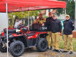 Mieleccy dzielnicowi na pikniku edukacyjnym „Przystanek – Czas na Podkarpacką Młodzież!” wraz z uczestnikami przedsięwzięcia