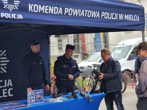 Mieleccy dzielnicowi na pikniku edukacyjnym „Przystanek – Czas na Podkarpacką Młodzież!” wraz z uczestnikami przedsięwzięcia