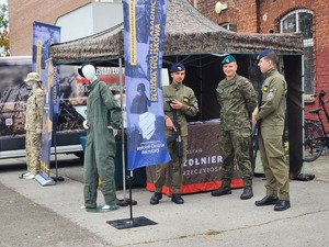 Mieleccy dzielnicowi na pikniku edukacyjnym „Przystanek – Czas na Podkarpacką Młodzież!” wraz z uczestnikami przedsięwzięcia