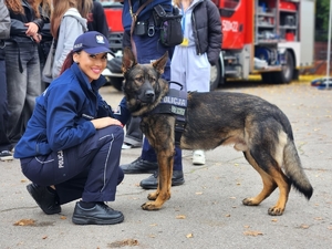 Mieleccy dzielnicowi na pikniku edukacyjnym „Przystanek – Czas na Podkarpacką Młodzież!” wraz z uczestnikami przedsięwzięcia