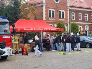 Mieleccy dzielnicowi na pikniku edukacyjnym „Przystanek – Czas na Podkarpacką Młodzież!” wraz z uczestnikami przedsięwzięcia