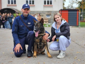 Mieleccy dzielnicowi na pikniku edukacyjnym „Przystanek – Czas na Podkarpacką Młodzież!” wraz z uczestnikami przedsięwzięcia