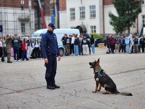 Mieleccy dzielnicowi na pikniku edukacyjnym „Przystanek – Czas na Podkarpacką Młodzież!” wraz z uczestnikami przedsięwzięcia