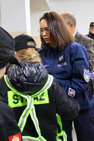 dzieci z MDP i DDP Surowa z włodarzami gminy Borowa i policjantką