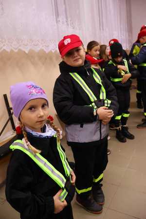 dzieci z MDP i DDP Surowa z włodarzami gminy Borowa i policjantką