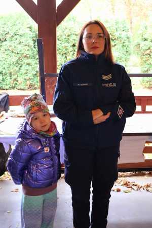 dzieci z MDP i DDP Surowa z włodarzami gminy Borowa i policjantką