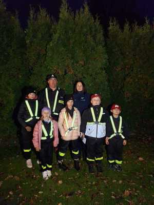 dzieci z MDP i DDP Surowa z włodarzami gminy Borowa i policjantką