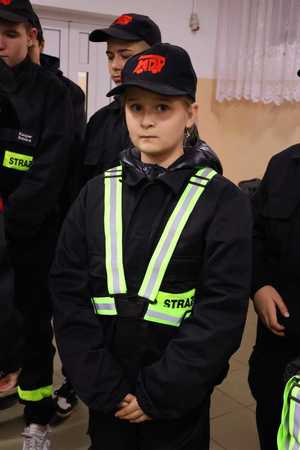 dzieci z MDP i DDP Surowa z włodarzami gminy Borowa i policjantką