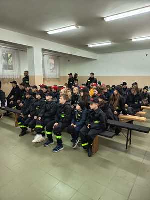 dzieci z MDP i DDP Surowa z włodarzami gminy Borowa i policjantką