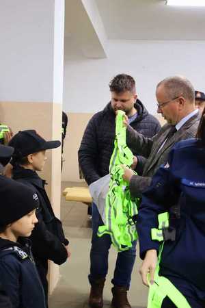 dzieci z MDP i DDP Surowa z włodarzami gminy Borowa i policjantką